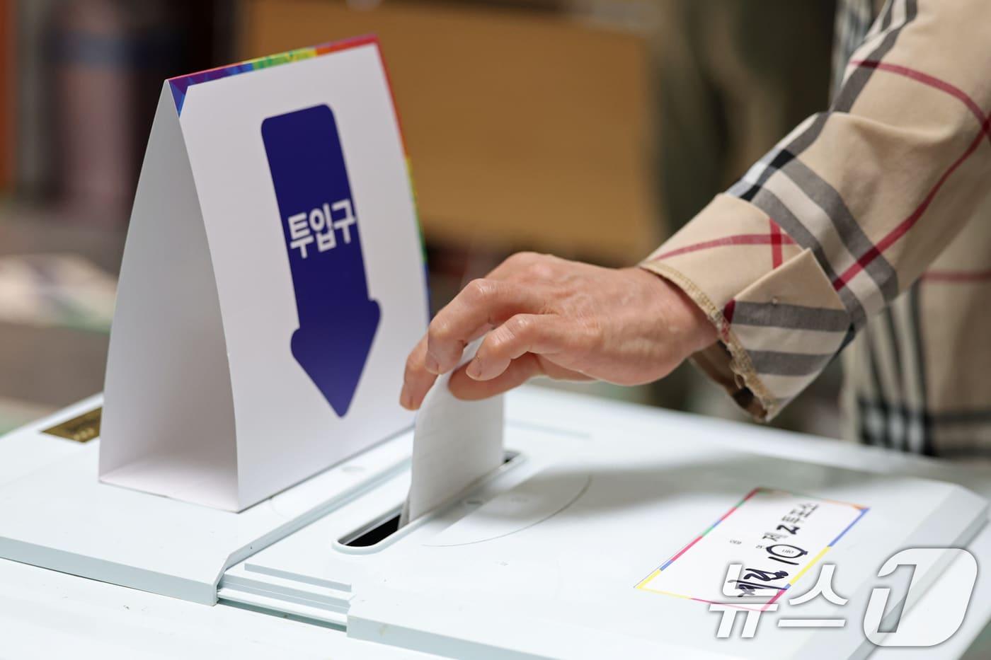 제21대 대통령선거 본투표날인 3일 오전 광주 계림 1동 제2투표소(계림경로당)에서 유권자들이 한 표를 행사하고 있다. 2025.6.3/뉴스1 ⓒ News1 이승현 기자