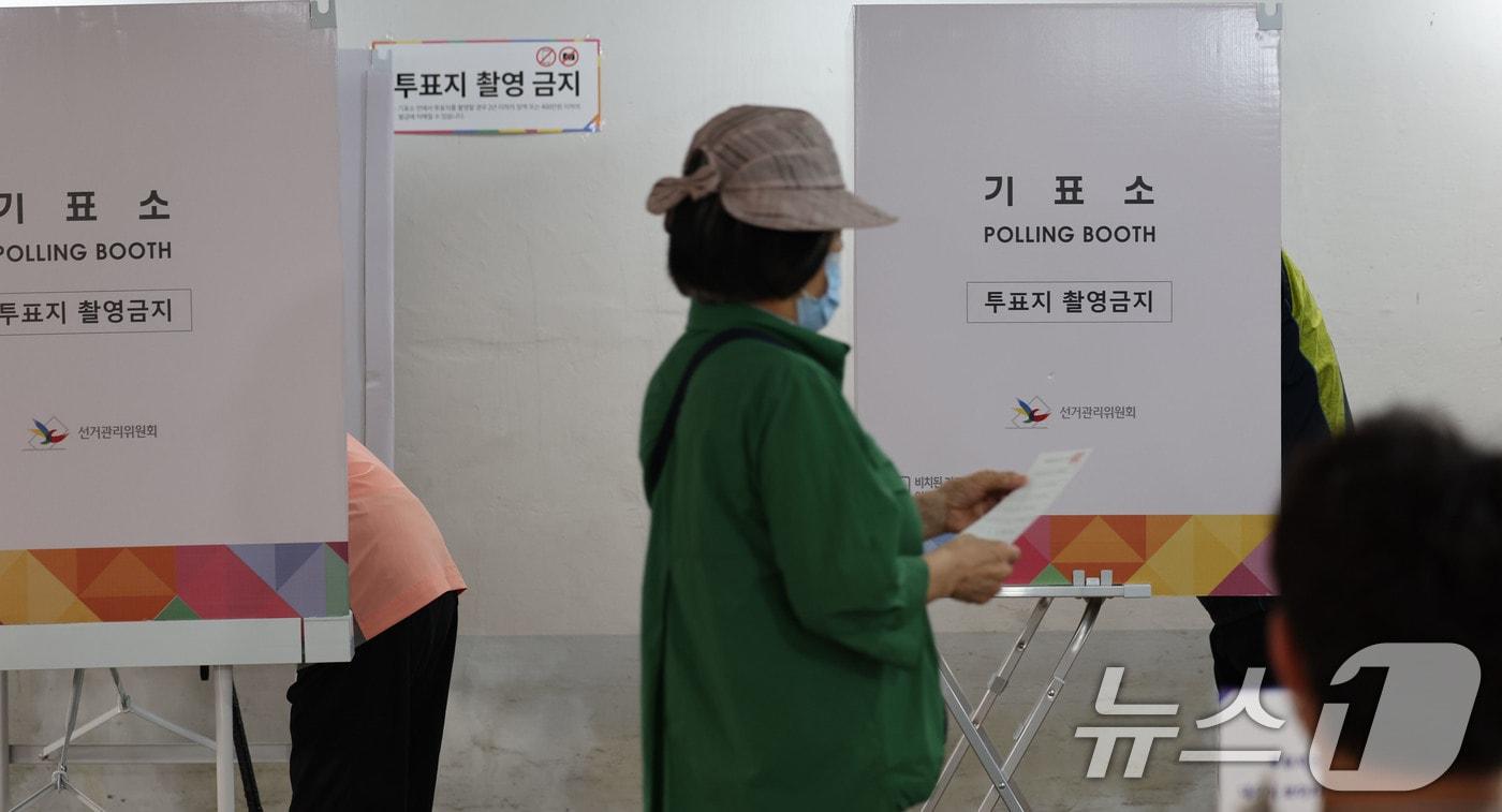 제21대 대통령선거 본투표가 시작된 3일 오전 광주 남구 방림동 아파트 지하주차장 투표소에서 시민들이 한 표를 행사하고 있다. 2025.6.3/뉴스1 ⓒ News1 박지현 기자