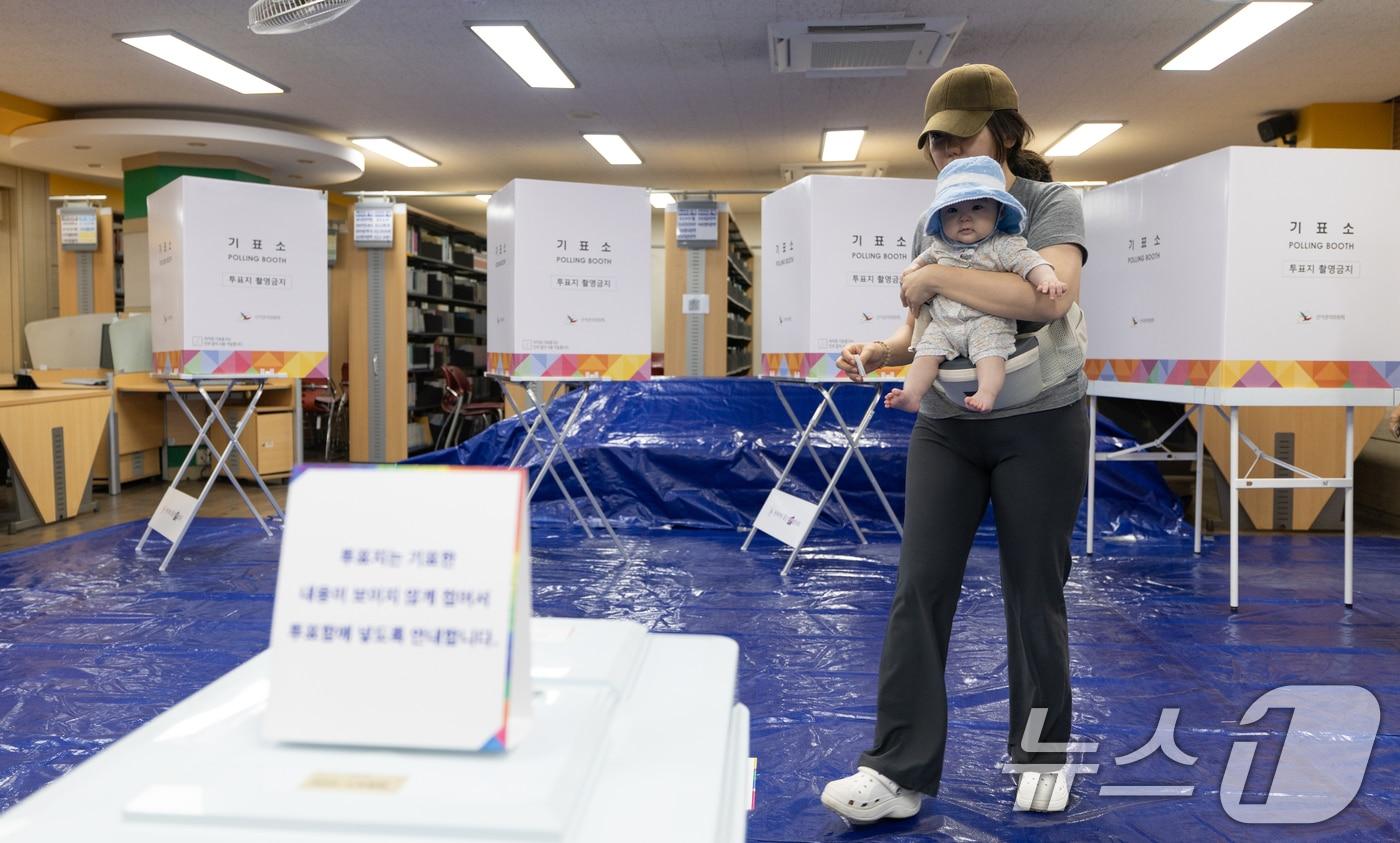 제21대 대통령 선거일인 3일 서울 영등포구 여의도 윤중중학교에 마련된 투표소를 찾은 시민이 투표하고 있다. 2025.6.3/뉴스1 ⓒ News1 이승배 기자