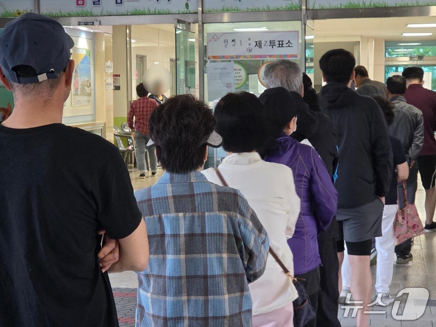 본문 이미지 - 제21대 대통령 선거일인 3일 투표 시작 시간인 오전 6시 전부터 대전 서구 월평초등학교 제2투표소 앞에 유권자들이 줄지어 서있다. ⓒ 뉴스1 김종서 기자