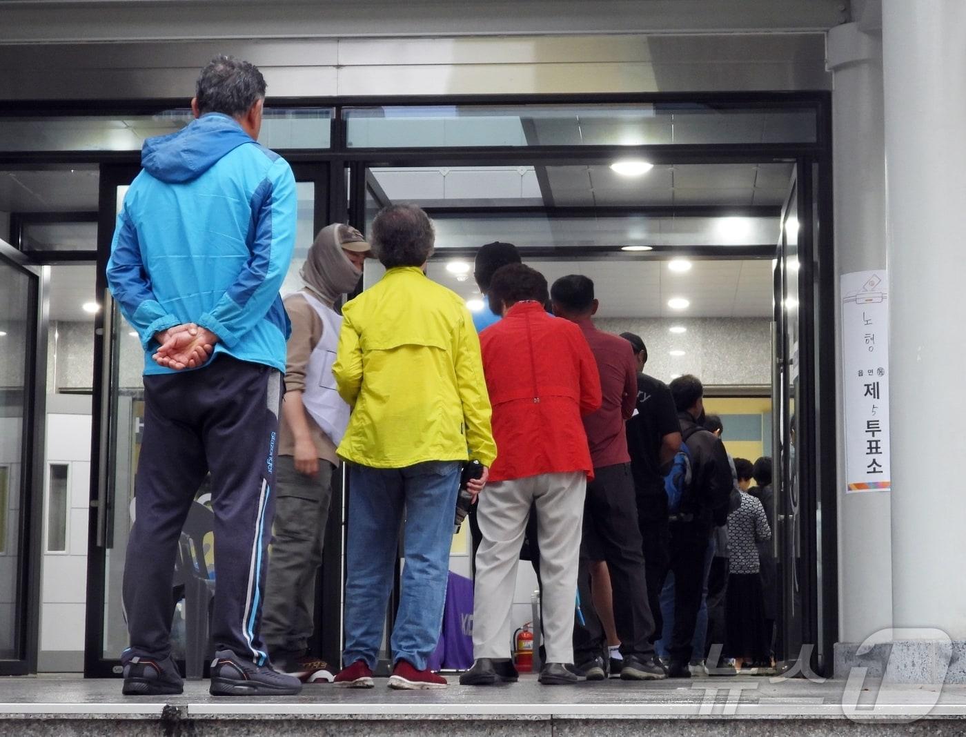 본문 이미지 - 3일 제주시 한라중학교에 마련된 노형동 제5투표소에 유권자들이 투표를 위해 줄을 서고 있다. 2025.6.3/뉴스1 ⓒ News1 홍수영 기자