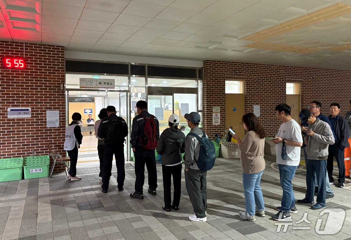 3일 경남 거제 상동초&#40;상문동제5투표소&#41; 앞에서 제21대 대통령선거 본투표를 기다리는 유권자들.2025.06.03/뉴스1 강미영기자
