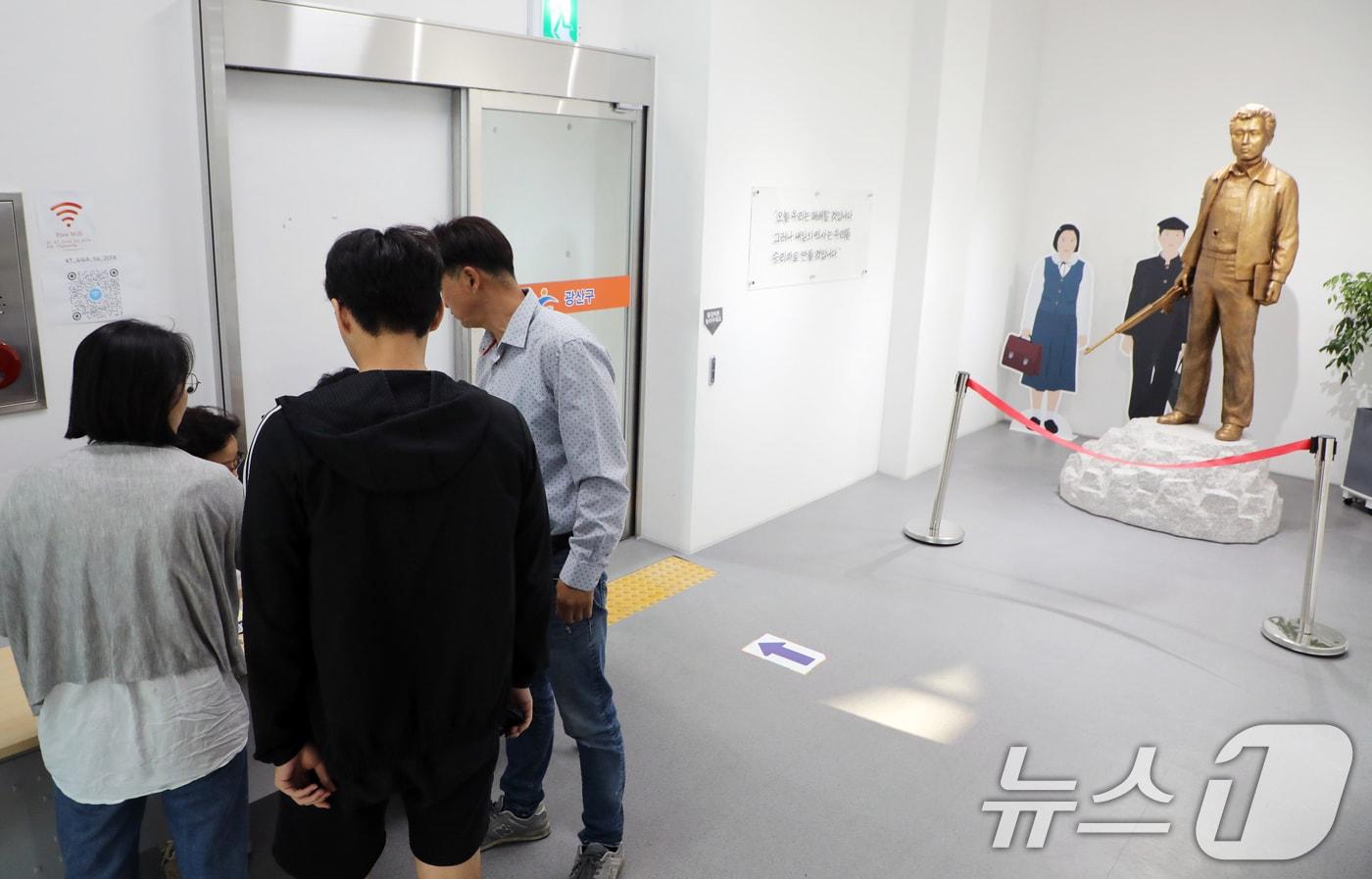 제21대 대통령선거 본투표날인 3일 오전 광주 광산구 임곡동 제2투표소 윤상원기념관에서 유권자들이 투표 안내 받고 있다.2025.6.3/뉴스1 ⓒ News1 이수민 기자