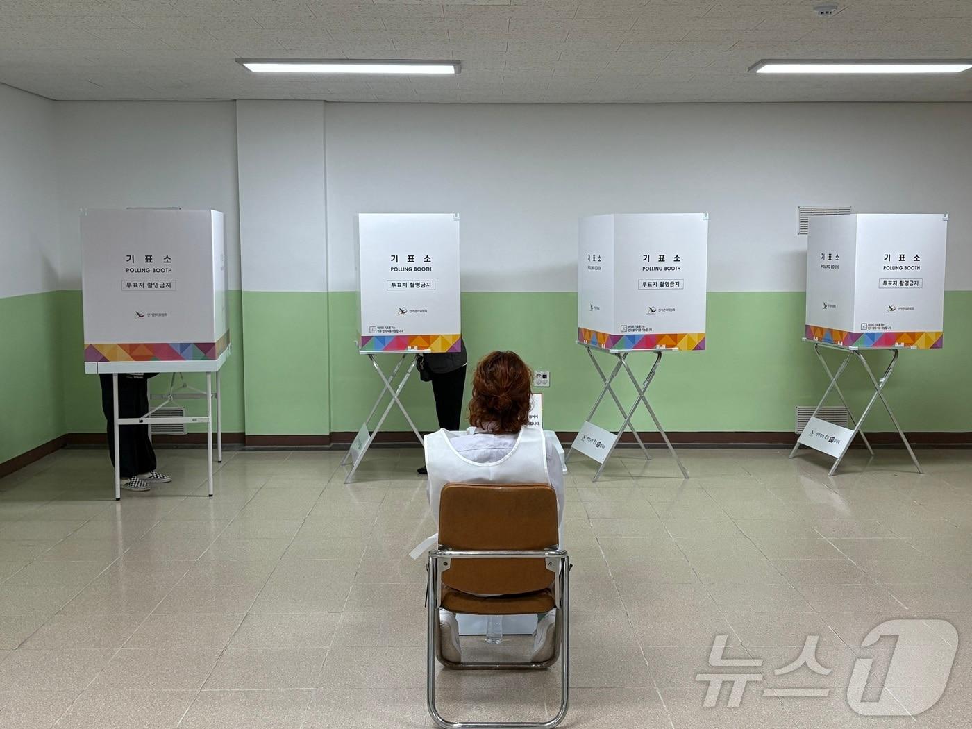 본문 이미지 - 3일 경남 거제 상동초(상문동제5투표소)에서 유권자들이 제21대 대통령선거 투표를 하고 있다. 2025.06.03/뉴스1 ⓒ News1 강미영 기자