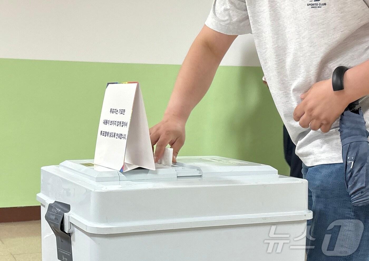 3일 경남 거제 상동초(상문동제5투표소)에서 한 유권자가 투표 용지를 넣고 있다.2025.06.03/뉴스1 강미영기자 ⓒ News1 강미영 기자