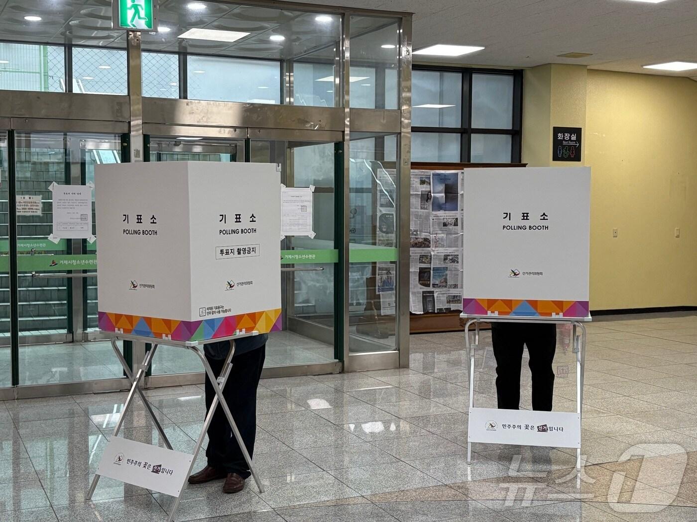 본문 이미지 - 3일 경남 거제시 청소년수련관(고현동제2투표소)에서 유권자들이 투표하고 있다.2025.06.03 ⓒ News1 강미영 기자