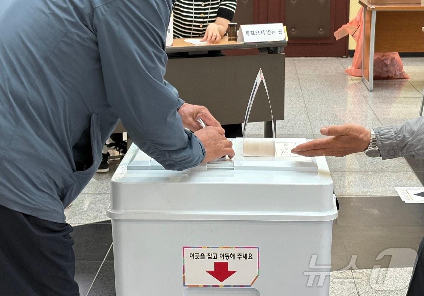 3일 경남 거제시 청소년수련관(고현동제2투표소)에서 한 어르신이 투표함에 투표용지를 넣고 있다.2025.06.03/뉴스1 강미영기자 ⓒ News1 강미영 기자