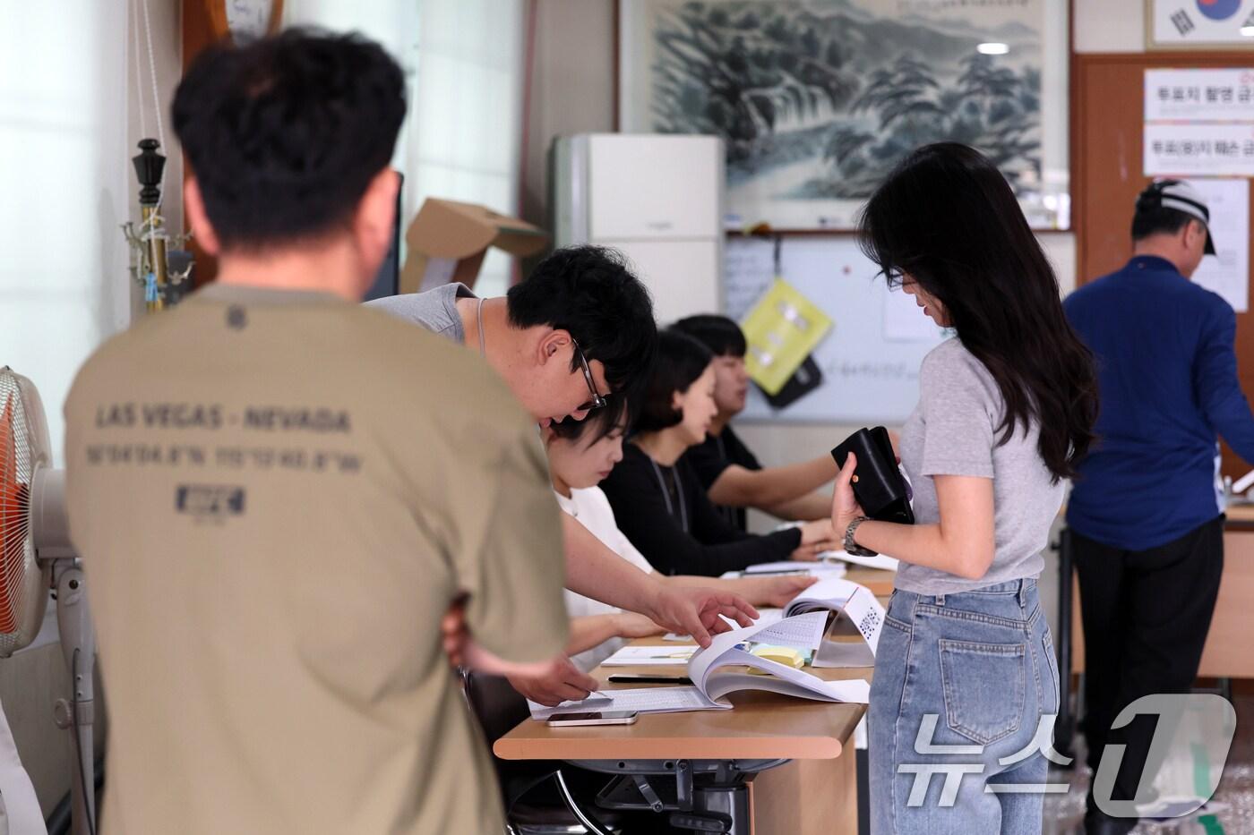 제21대 대통령선거 본투표날인 3일 오전 광주 계림 1동 제2투표소(계림경로당)가 북적이고 있다. ⓒ News1 이승현 기자