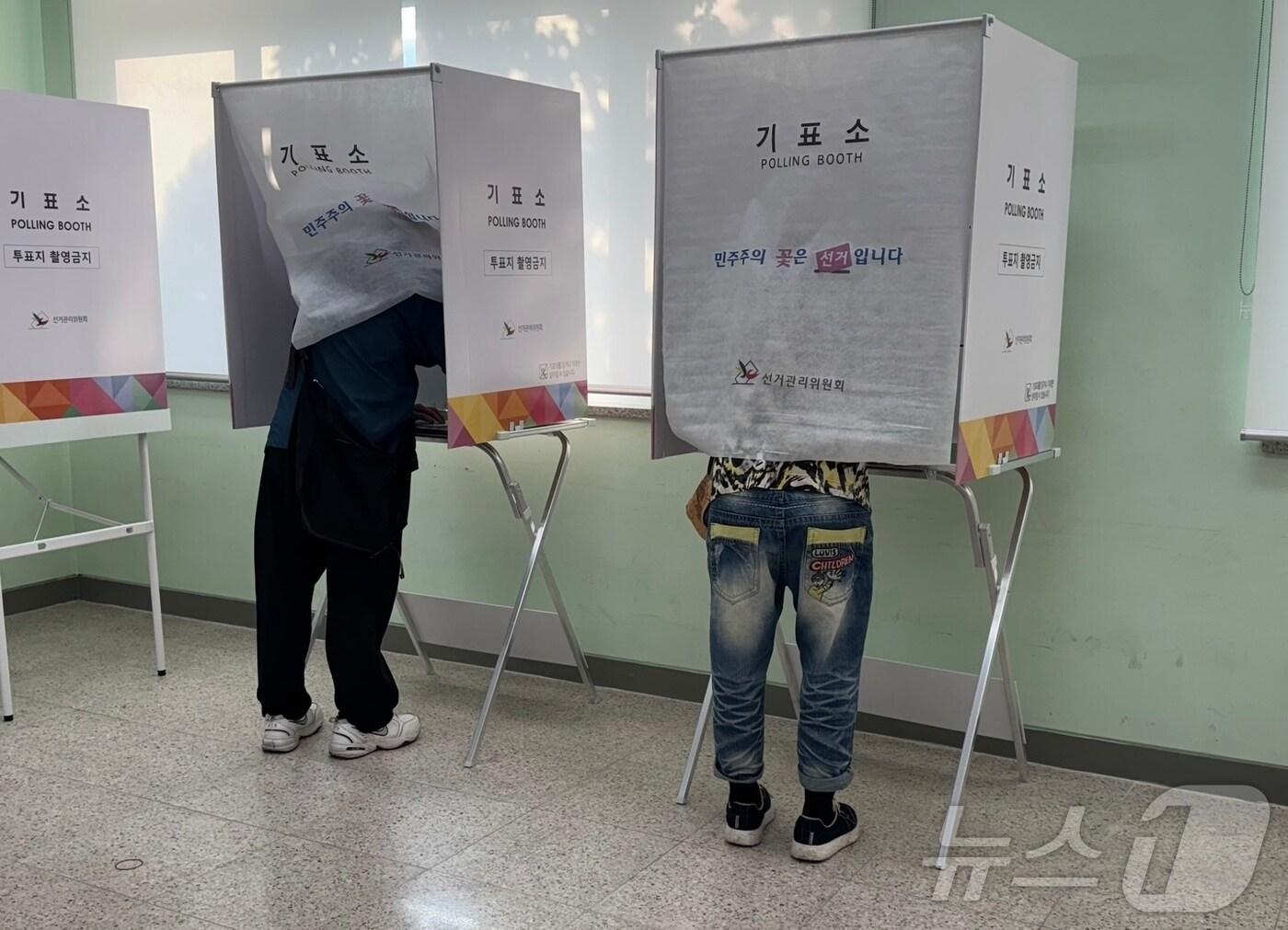 본문 이미지 - 3일 오전 7시쯤 인천시 남동구 만수1 제3투표소 문일여자고등학교 1층 학생회실에 마련된 투표소에서 유권자들이 투표를 하고 있다.2025.6.3/뉴스1 ⓒ News1 박소영 기자