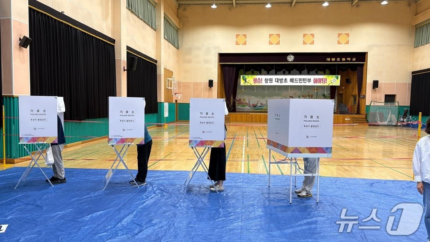 제21대 대통령 선거일인 3일 오전 경남 창원시 성산구 대방초(사파동 제8투표소)에서 유권자들이 투표하고 있다.2025.6.3/뉴스1 강정태 기자