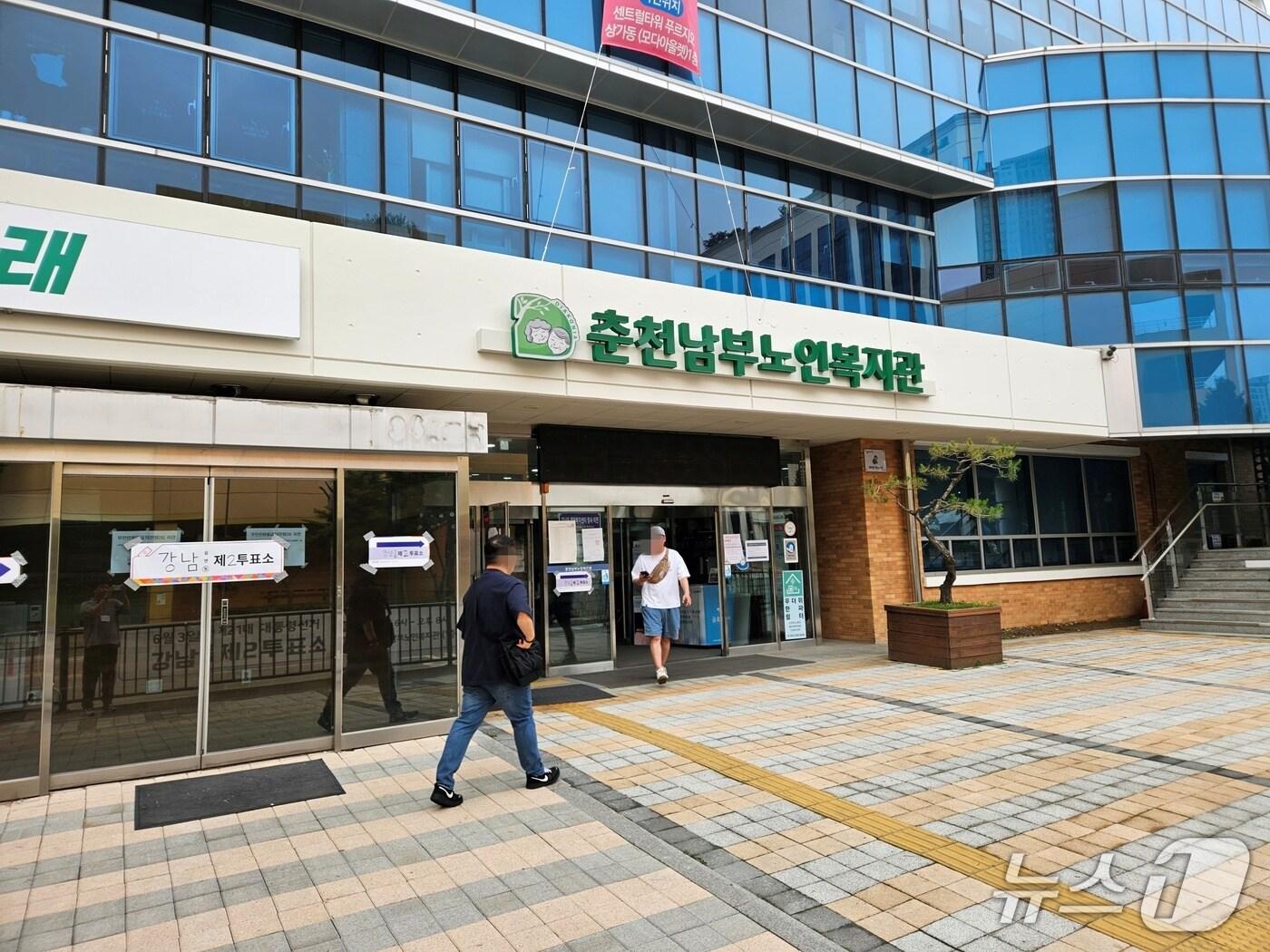 본문 이미지 - 제21대 대통령선거 본투표 당일인 3일 오전 강원 춘천남부노인복지관에 마련된 투표소에 시민들이 투표에 참여하고 위해 들어가고 있다.2025.6.3 한귀섭 기자