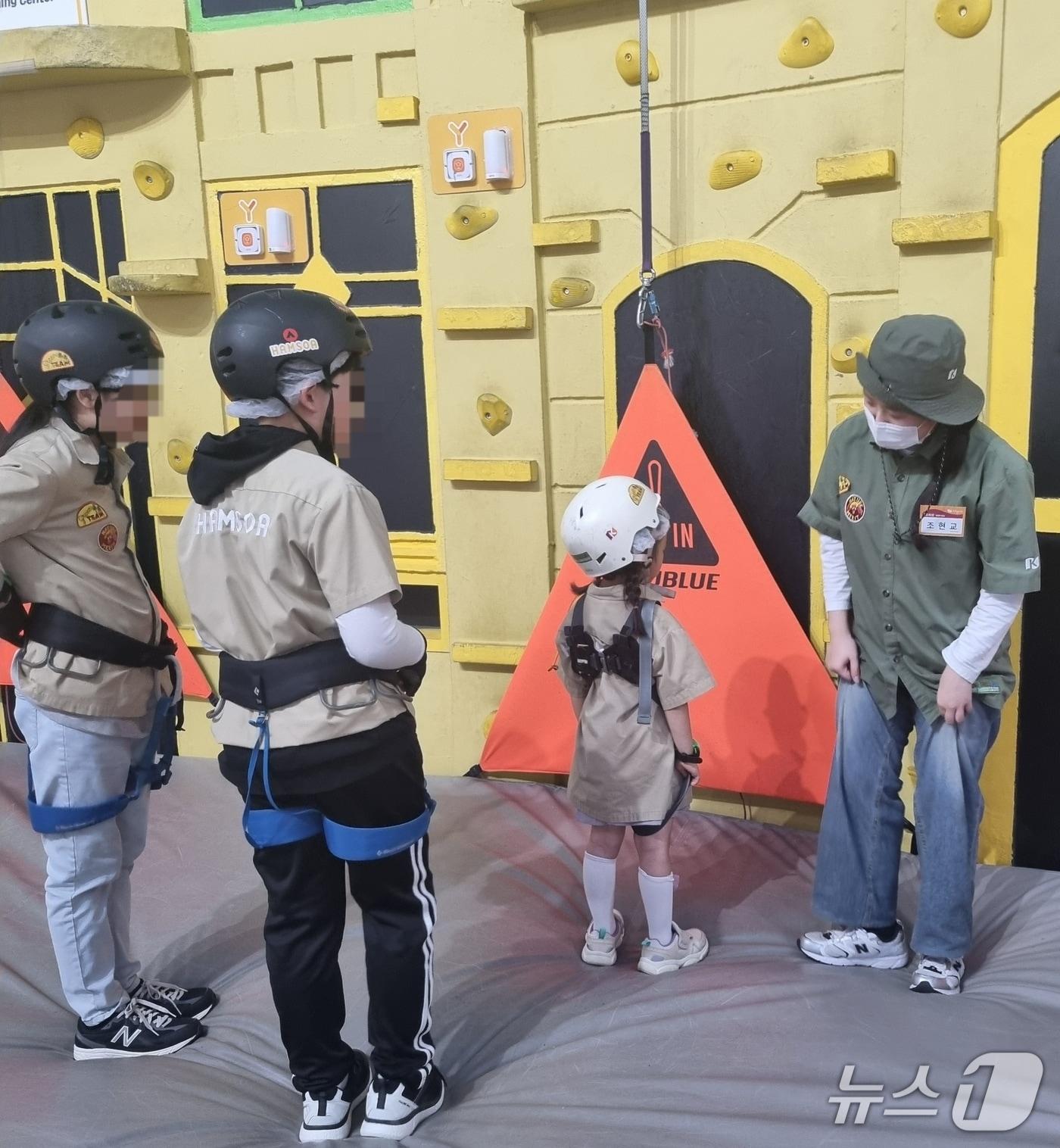 본문 이미지 - 충북 진천군은 오는 12~13일 충북혁신도시 복합혁신센터에서 교육발전특구 '우리동네 늘봄놀이터' 사업의 하나로 '찾아가는 키자니아' 직업 체험 행사를 개최한다. 서울 키자니아 운영 모습.(진천군 제공, 재판매 및 DB금지)/뉴스1