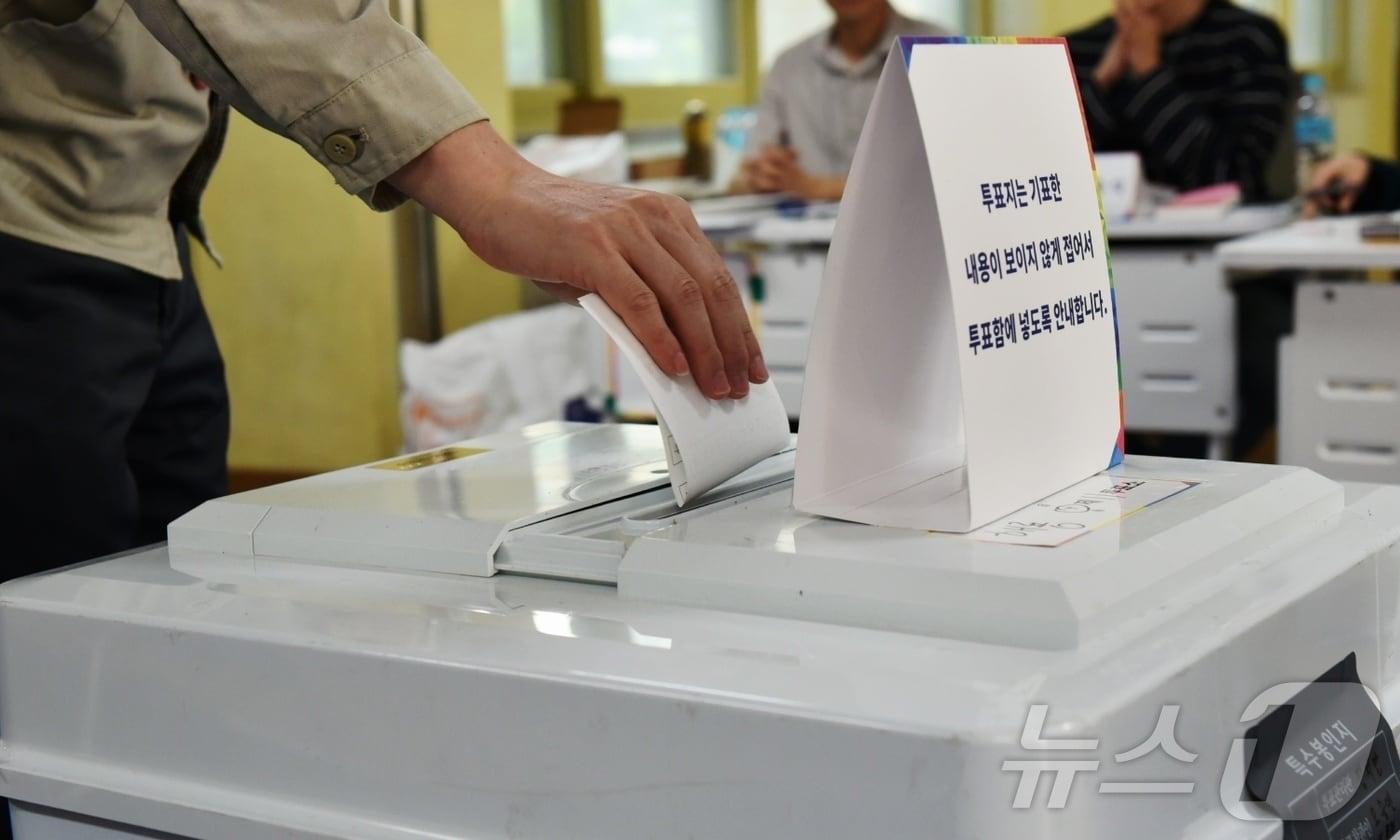 제21대 대통령 선거 당일인 지난 6월3일 오전 전남 순천시 해룡면 제11투표소에서 유권자가 투표용지를 투표함에 넣고 있다.2025.6.3/뉴스1DB