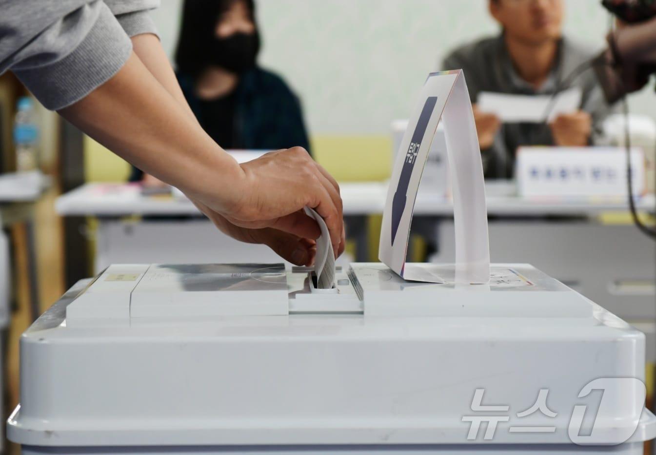 본문 이미지 - 제21대 대통령 선거 당일인 3일 오전 전남 순천시 해룡면 제11투표소&#40;순천 승평중학교&#41;에서 유권자가 투표용지를 투표함에 넣고 있다.2025.6.3/뉴스1 ⓒ News1 김동수 기자