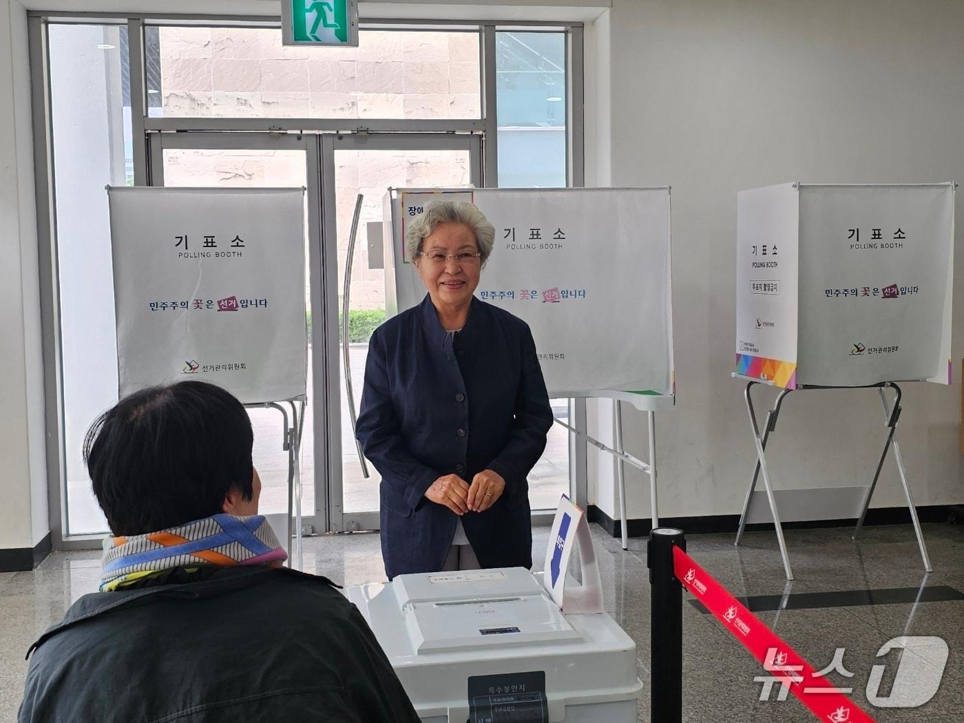 본문 이미지 - 권양숙 여사가 3일 오전 김해시 진영읍 한빛도서관에 마련된 투표소를 찾아 투표했다. ⓒ 뉴스1 박민석 기자