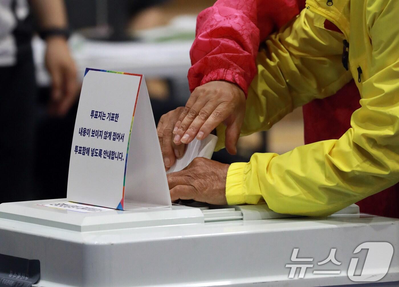 본문 이미지 - 21대 대통령 선거일인 3일 오전 충북 청주시 흥덕구 대성중학교에 마련된 투표소에서 시민들이 소중한 한 표를 행사하고 있다. 2025.6.3/뉴스 ⓒ News1 김용빈 기자