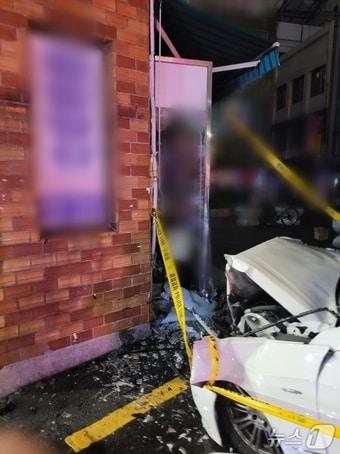 본문 이미지 - 2일 오후11시 24분 부산 동구 범일동 사고 현장.(부산 동부경찰서 제공. 재판매 및 DB 금지)