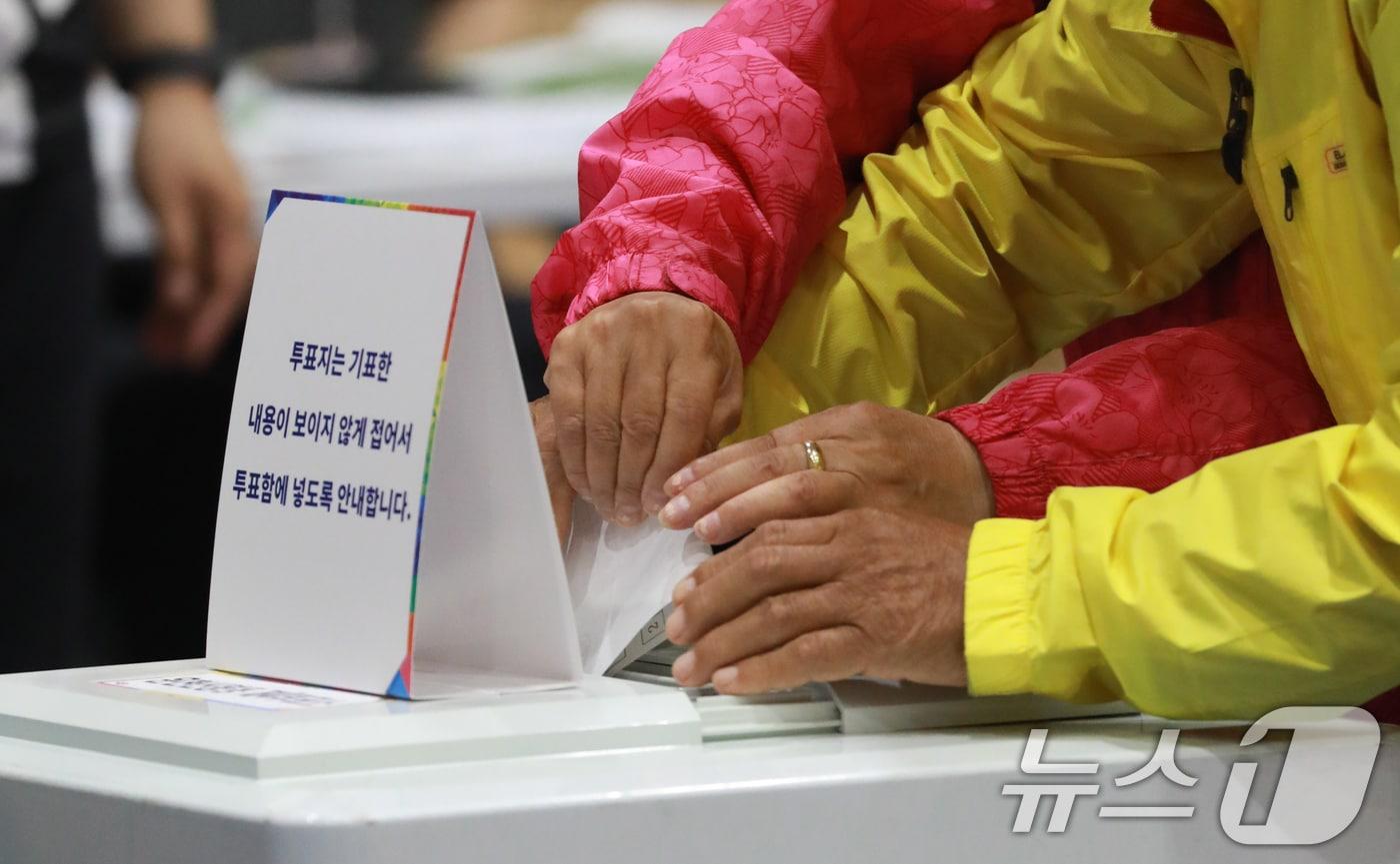 1대 대통령 선거일인 3일 오전 충북 청주시 흥덕구 대성중학교에 마련된 투표소에서 시민들이 소중한 한 표를 행사하고 있다. 2025.6.3/뉴스1 ⓒ News1 김용빈 기자