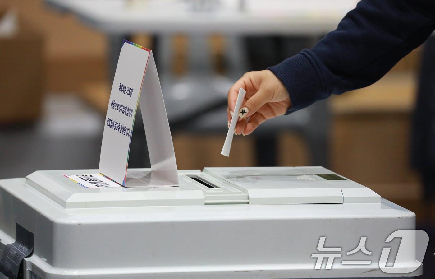 1대 대통령 선거일인 3일 오전 충북 청주시 흥덕구 대성중학교에 마련된 투표소에서 시민들이 소중한 한 표를 행사하고 있다. 2025.6.3/뉴스1 ⓒ News1 김용빈 기자