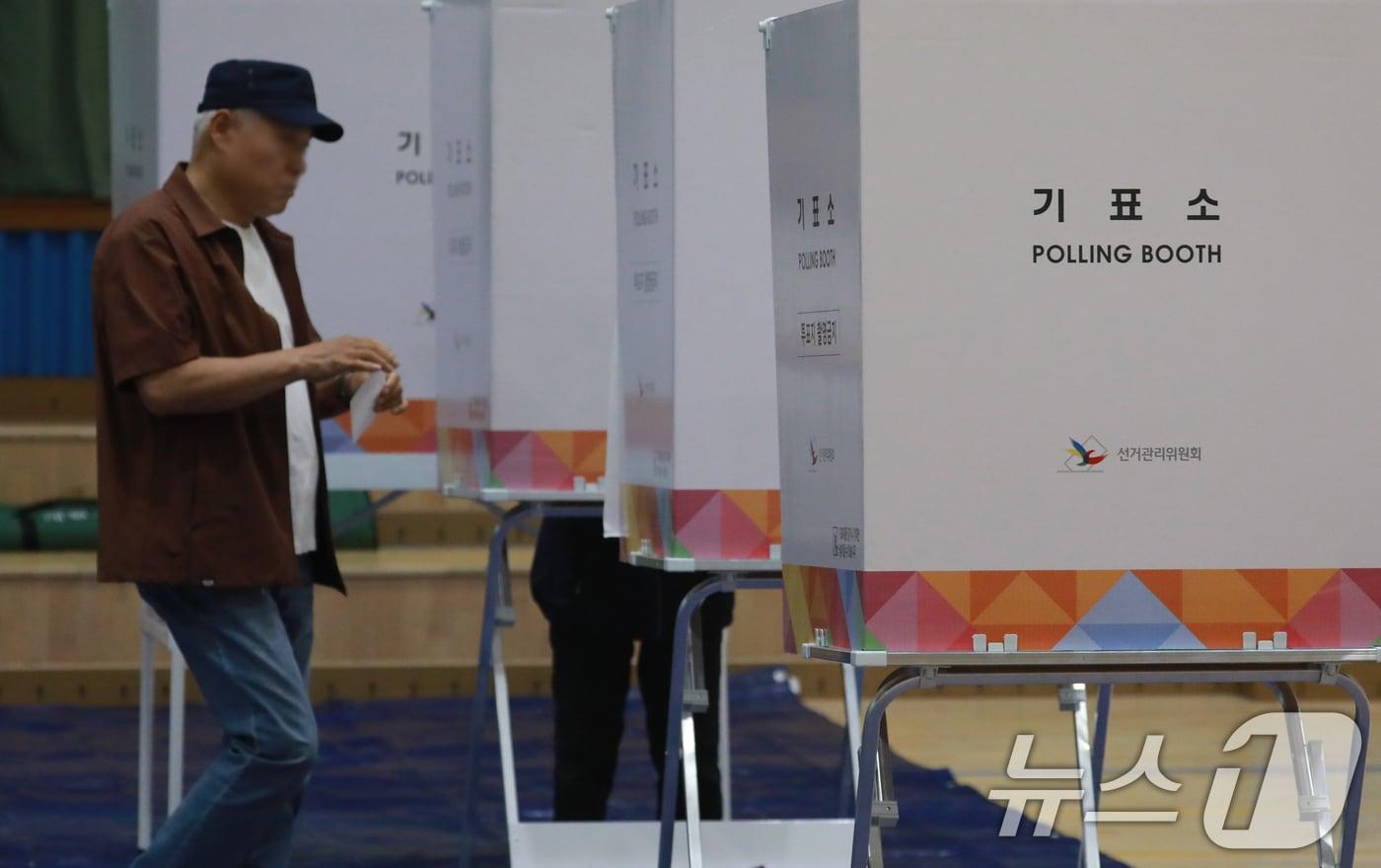 1대 대통령 선거일인 3일 오전 충북 청주시 흥덕구 대성중학교에 마련된 투표소에서 시민들이 소중한 한 표를 행사하고 있다. 2025.6.3/뉴스1 ⓒ News1 김용빈 기자