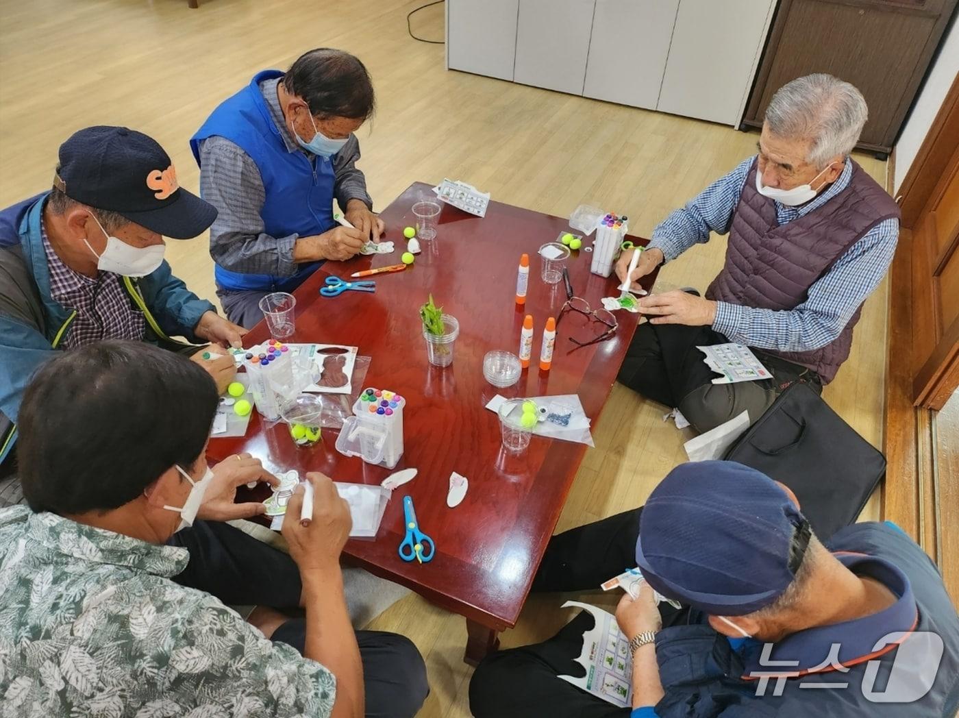 본문 이미지 - 충북 진천군 치매안심센터 치매예방교실 운영 모습.(진천군 제공)/뉴스1