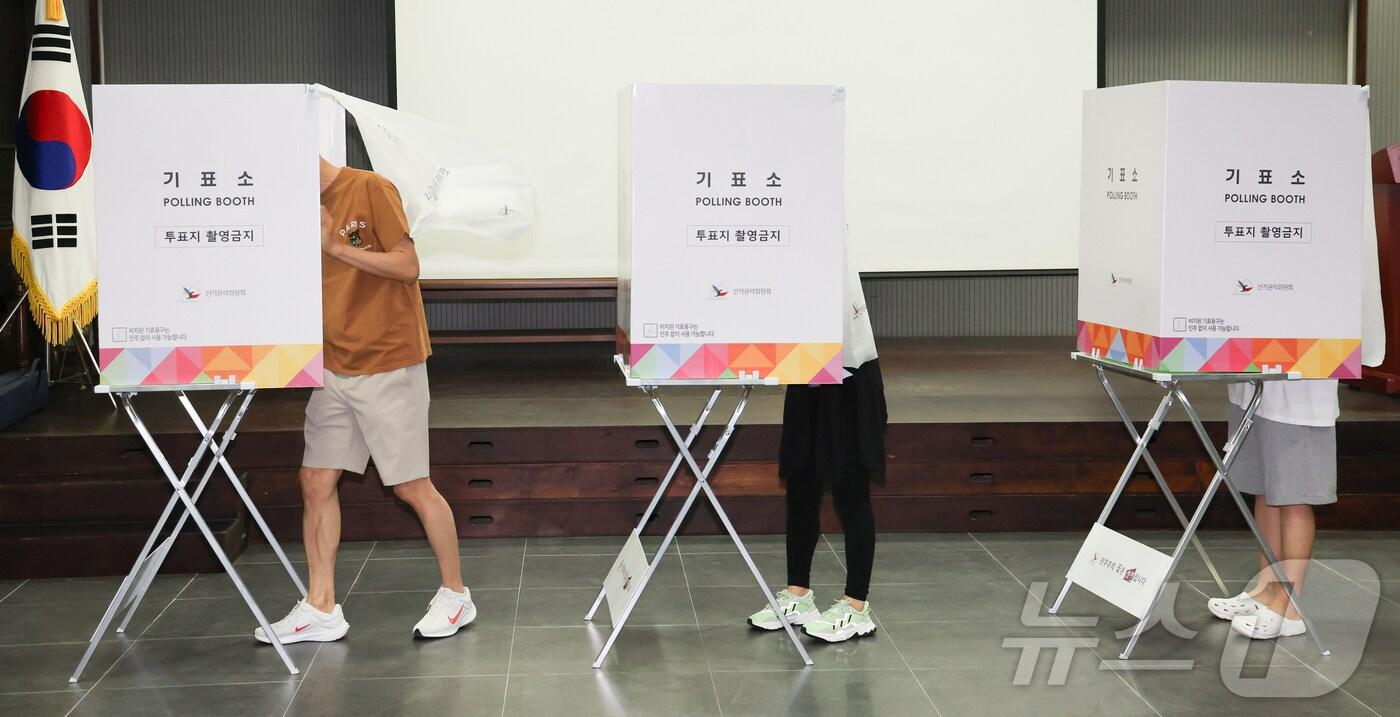 제21대 대통령 선거 투표일인 3일 서울 용산구 중부기술교육원에 마련된 투표소에서 유권자들이 투표를 하고 있다. 2025.6.3/뉴스1 ⓒ News1 허경 기자