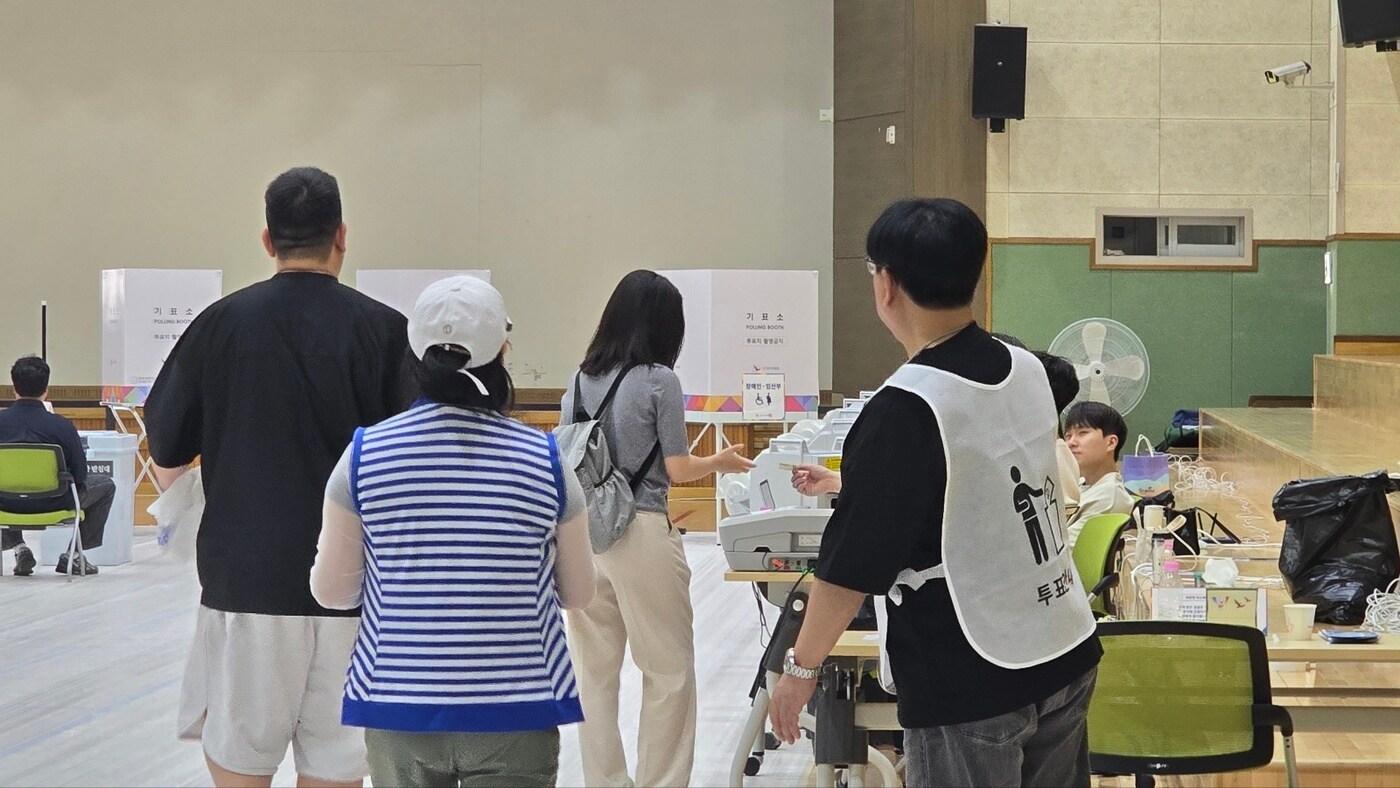 지난달 29일 세종시 보람동 복합커뮤니티센터 3층 체육강당에 마련된 투표소에서 유권자들이 투표용지를 받기 위해 기다리고 있다. ⓒ 뉴스1 장동열 기자