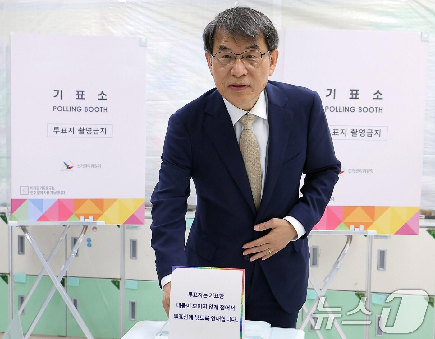 본문 이미지 - 노태악 중앙선거관리위원회 위원장이 3일 오전 서울 서초구 방배로 서래초등학교에 마련된 방배본동 제2투표소에서 제21대 대통령선거 투표를 하고 있다. 2025.6.3/뉴스1 ⓒ News1 박정호 기자