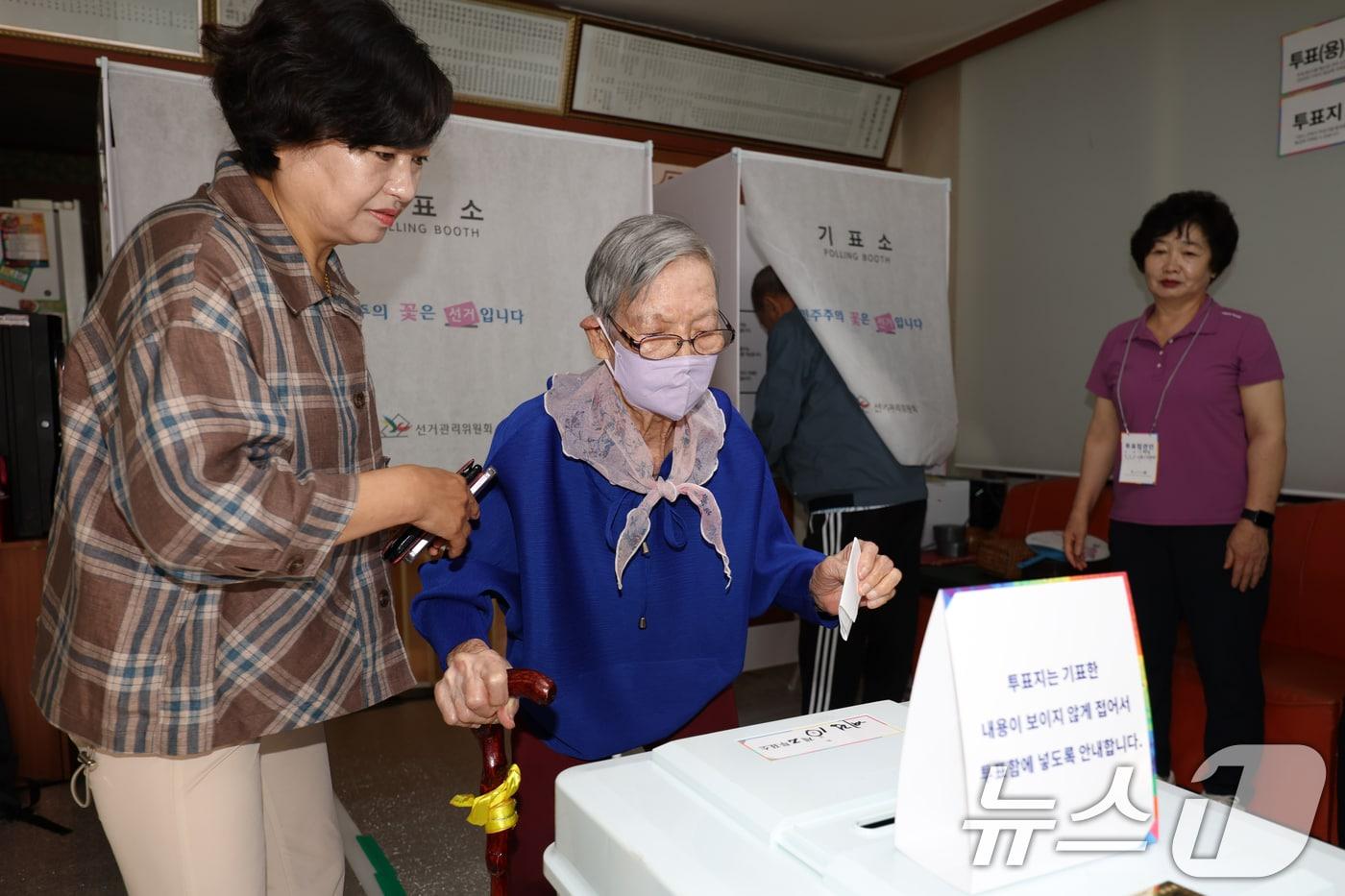 제21대 대통령선거 본투표날인 3일 오전 광주 계림 1동 제2투표소(계림경로당)에서 김정자 할머니(109)가 투표를 하고 있다. 2025.6.3/뉴스1 ⓒ News1 이승현 기자