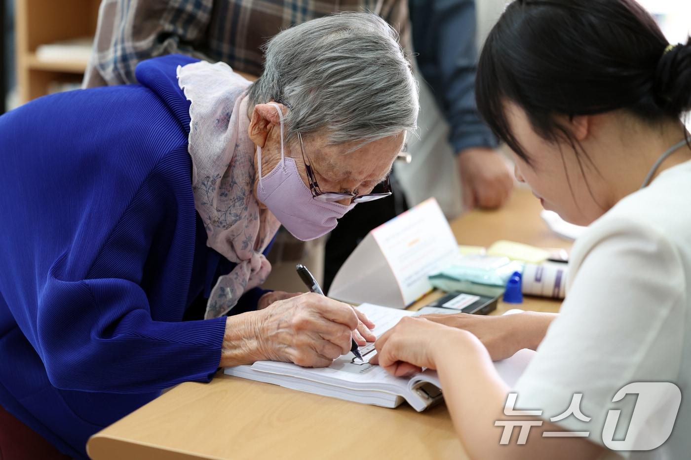 제21대 대통령선거 본투표날인 3일 오전 광주 계림 1동 제2투표소(계림경로당)에서 김정자 할머니(109)가 본인 확인을 하고 있다. 2025.6.3/뉴스1 ⓒ News1 이승현 기자