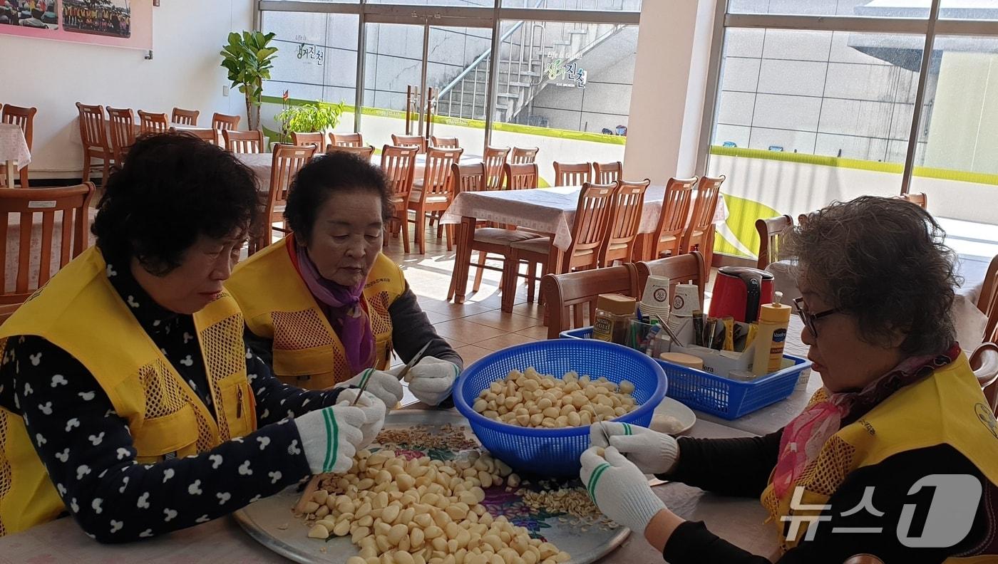 충북 진천군은 &#39;2025년 노인 일자리 창출 우수기업 인증제&#39; 참여 기업을 9월 말까지 모집한다. 노인일자리 경로식당 모습.&#40;진천군 제공&#41;/뉴스1