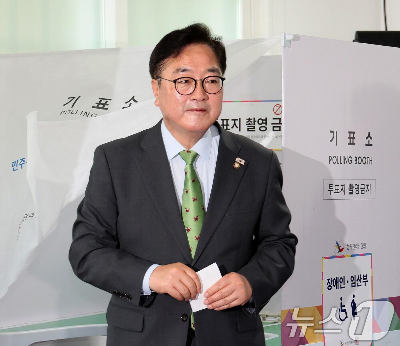 본문 이미지 - 우원식 국회의장이 3일 오전 서울 노원구 한청경로당에 마련된 제21대 대통령선거 투표소에서 투표를 하고 있다. (국회의장실 제공. 재판매 및 DB금지) 2025.6.3/뉴스1