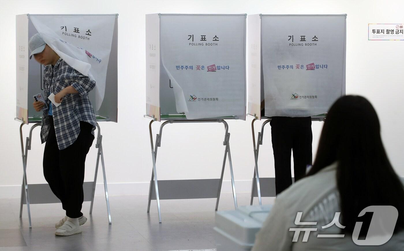 제21대 대통령 선거일인 3일 오전 부산진구청 백양홀에 마련된 부암제1동 제4투표소에서 유권자들이 투표를 하고 있다. 2025.6.3/뉴스1 ⓒ News1 윤일지 기자