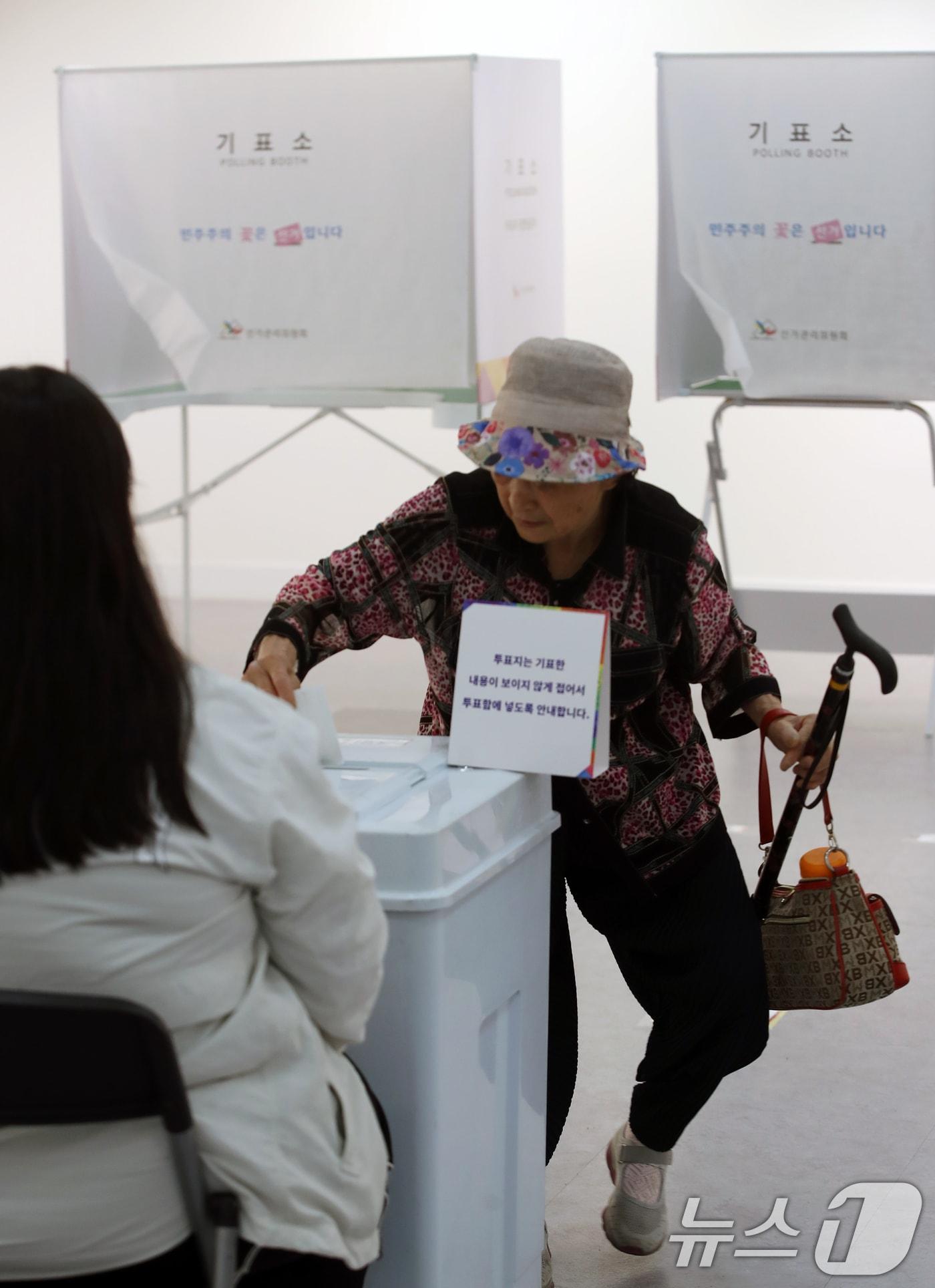 본문 이미지 - 제21대 대통령 선거일인 3일 오전 부산진구청 백양홀에 마련된 부암제1동 제4투표소에서 지팡이를 짚은 어르신이 투표를 하고 있다. 2025.6.3/뉴스1 ⓒ News1 윤일지 기자