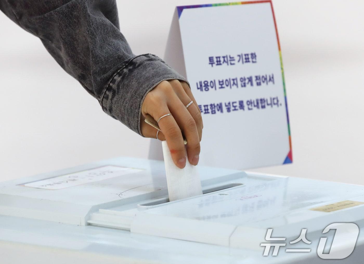 본문 이미지 - 제21대 대통령 선거일인 3일 오전 부산진구청 백양홀에 마련된 부암제1동 제4투표소에서 유권자들이 투표를 하고 있다. 2025.6.3/뉴스1 ⓒ News1 윤일지 기자