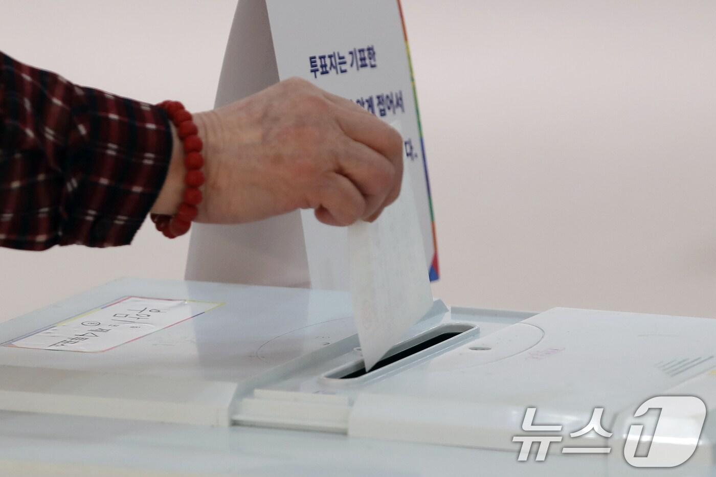 제21대 대통령 선거일인 3일 오전 부산진구청 백양홀에 마련된 부암제1동 제4투표소에서 유권자들이 투표를 하고 있다. 2025.6.3/뉴스1 ⓒ News1 윤일지 기자