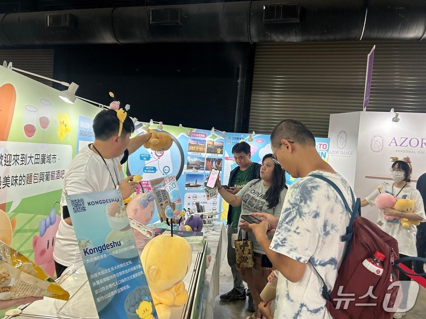 본문 이미지 -  대만 가오슝 보얼 예술 특구에서 개최된 ‘2025 K-관광 로드쇼 in 가오슝’에 참여한 대전시 홍보단(대전시 제공) /뉴스1 