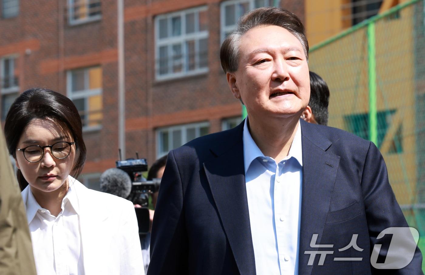 제 21대 대통령 선거일인 3일 오전 윤석열 전 대통령과 김건희 여사가 서울 서초구 원명초등학교에 마련된 서초4동 제3투표소로 이동하고 있다. (공동취재) 2025.6.3/뉴스1 ⓒ News1 김명섭 기자