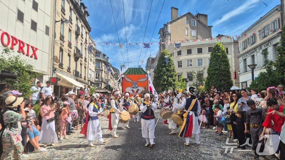 본문 이미지 - 이천통신사가 프랑스 리모주시에서 거리 퍼레이드를 하고 있는 모습.&#40;이천시 제공&#41;