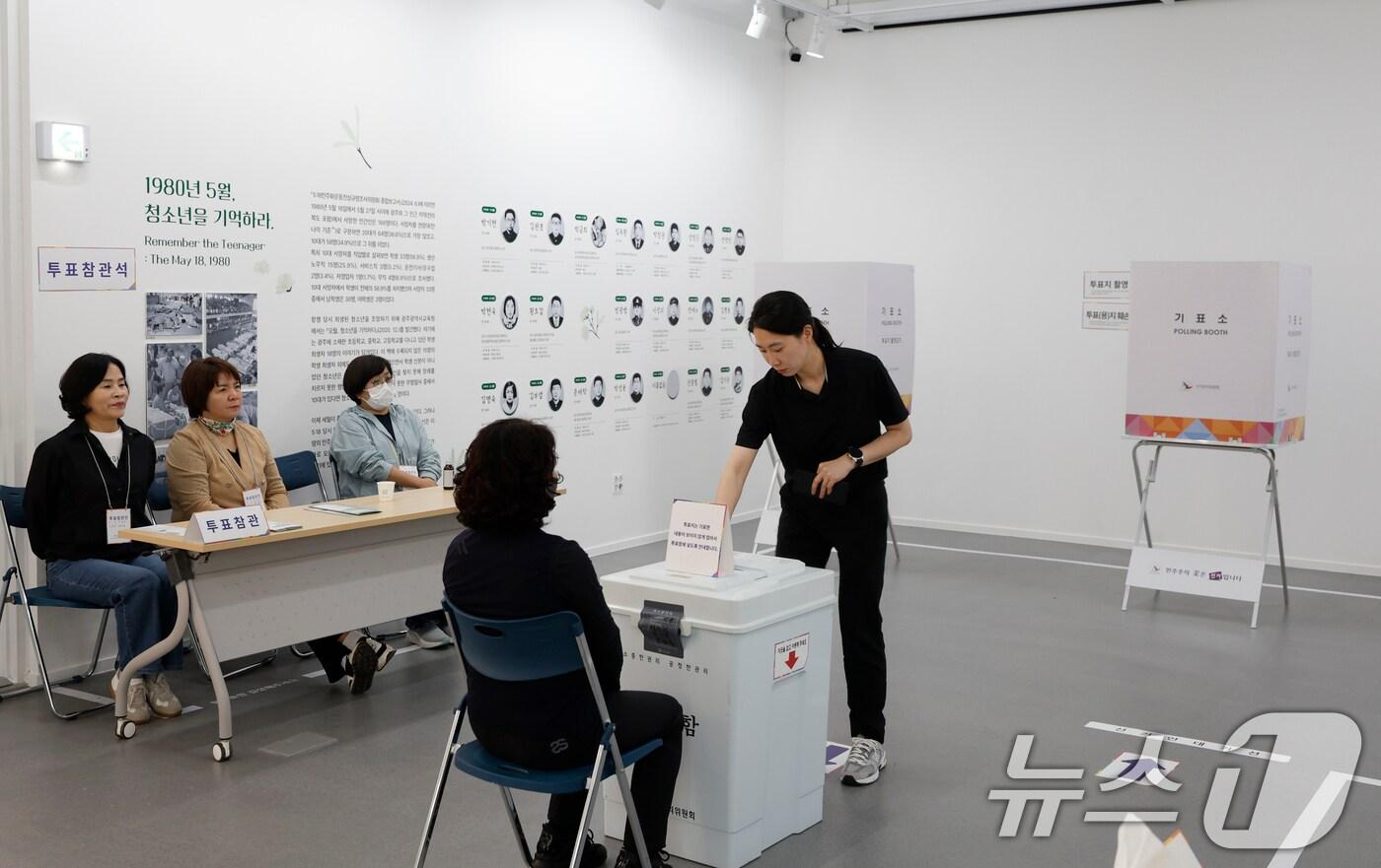 제21대 대통령선거 본투표날인 3일 오전 광주 광산구 임곡동 제2투표소 (윤상원기념관)에서 유권자들이 투표를 하고 있다. 2025.6.3/뉴스1 ⓒ News1 김태성 기자