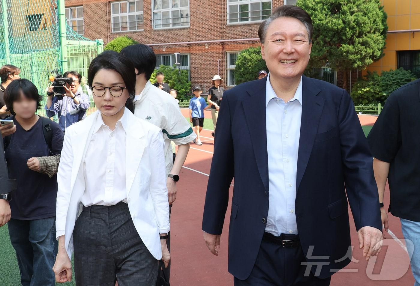 윤석열 전 대통령과 김건희 여사가 제 21대 대통령 선거일인 6월 3일 오전 서울 서초구 원명초등학교에 마련된 서초4동 제3투표소에서 투표를 마치고 이동하고 있다. (공동취재) 2025.6.3/뉴스1 ⓒ News1 김명섭 기자