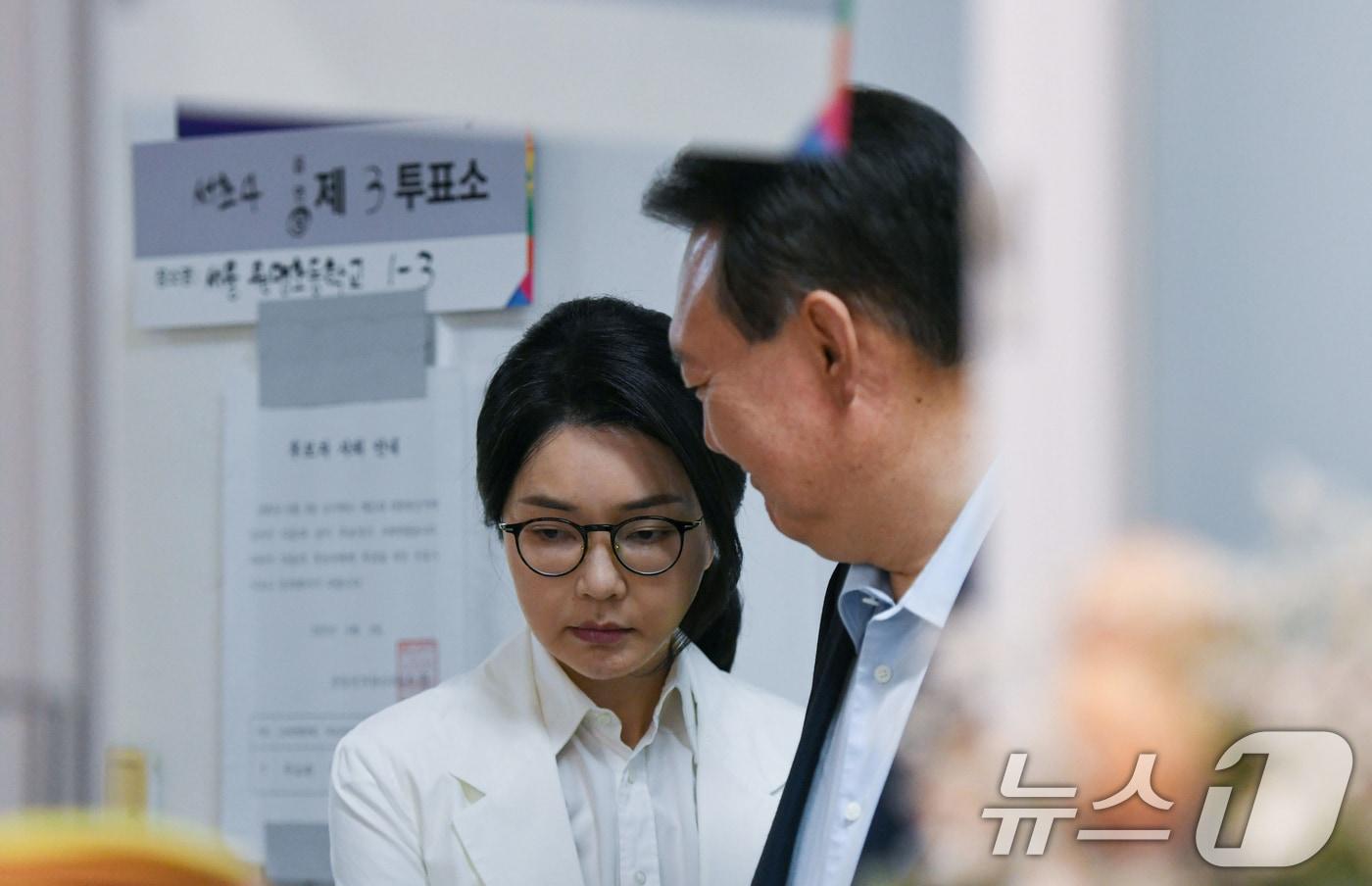 윤석열 전 대통령과 김건희 여사가 3일 서울 서초구 원명초등학교에 마련된 서초구 제3투표소에서 투표를 하기 위해 줄을 서 있다. &#40;공동취재&#41; 2025.6.3/뉴스1 ⓒ News1 김명섭 기자