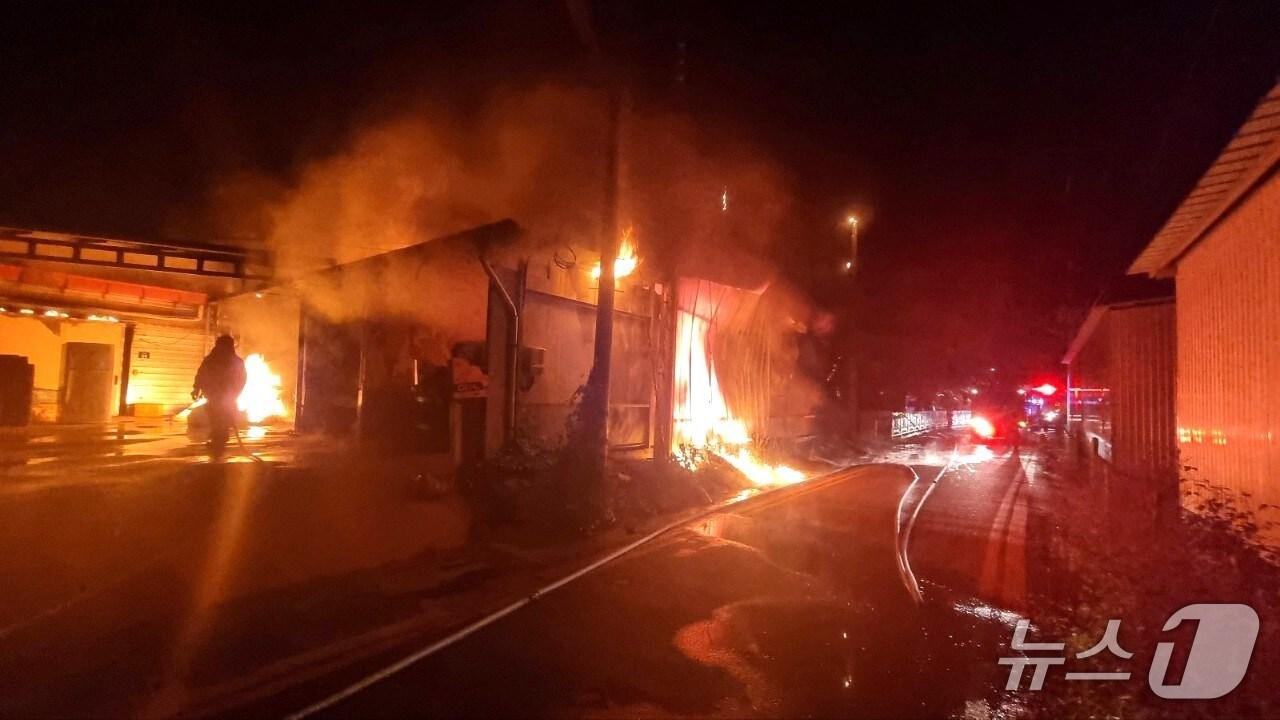 본문 이미지 - 3일 오전 1시 36분쯤 충북 영동군 상촌면의 한 버섯배지 창고에서 불이 나 1시간 30분여 만에 진화됐다. (영동소방서 제공. 재판매 및 DB금지) /뉴스1