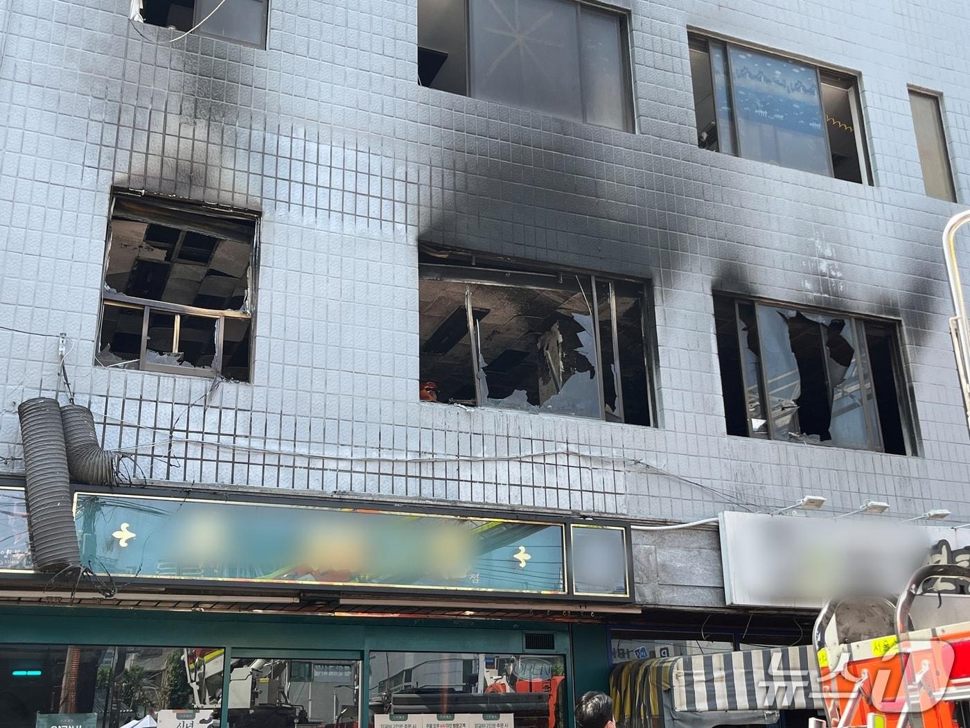 본문 이미지 - 3일 오전 서울 중구 신당동 봉제공장에서 불이 나 60대 여성 1명이 사망했다. / 뉴스1 김종훈 기자