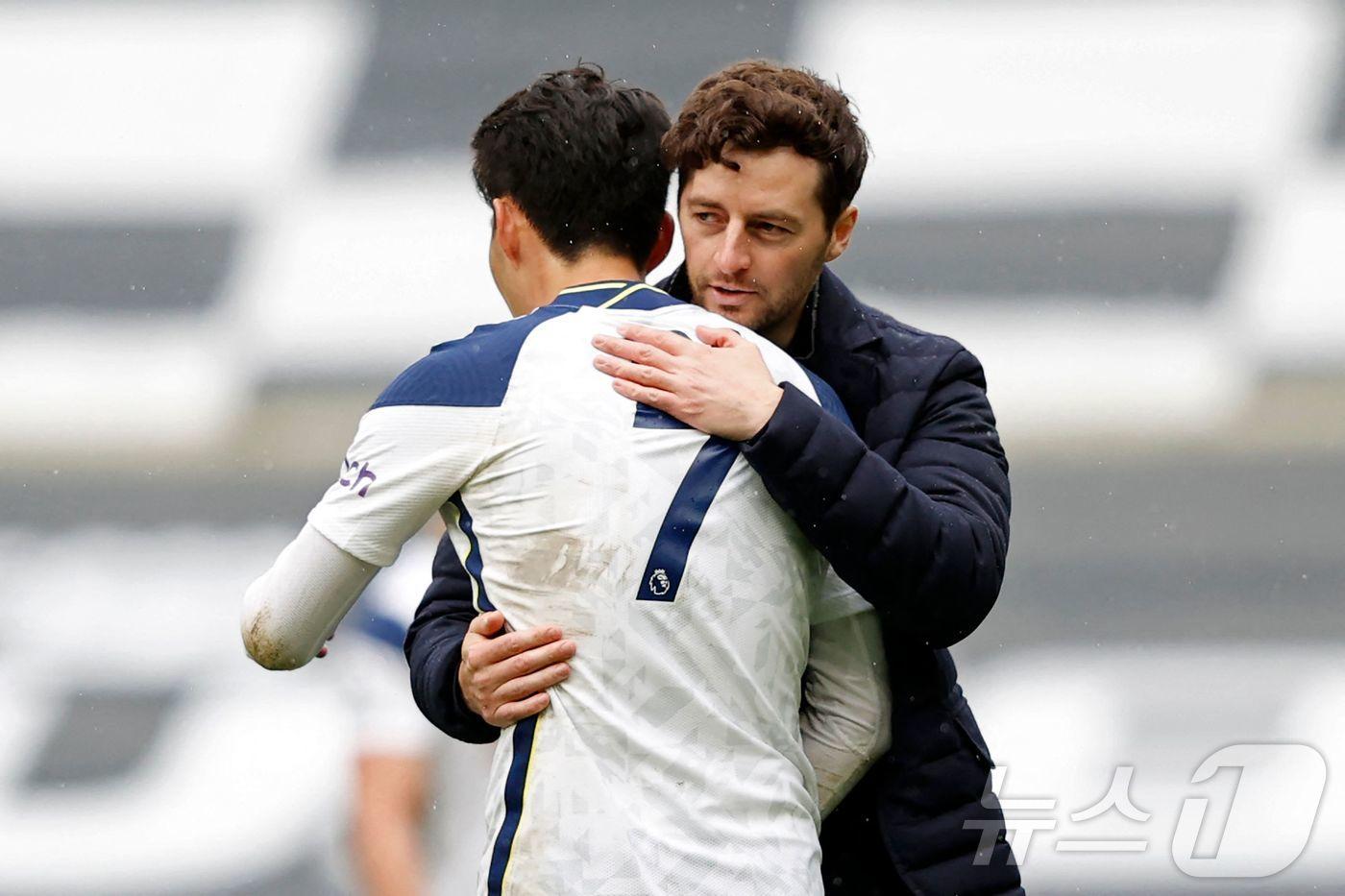 손흥민과 포옹을 나누는 라이언 메이슨 ⓒ AFP=뉴스1