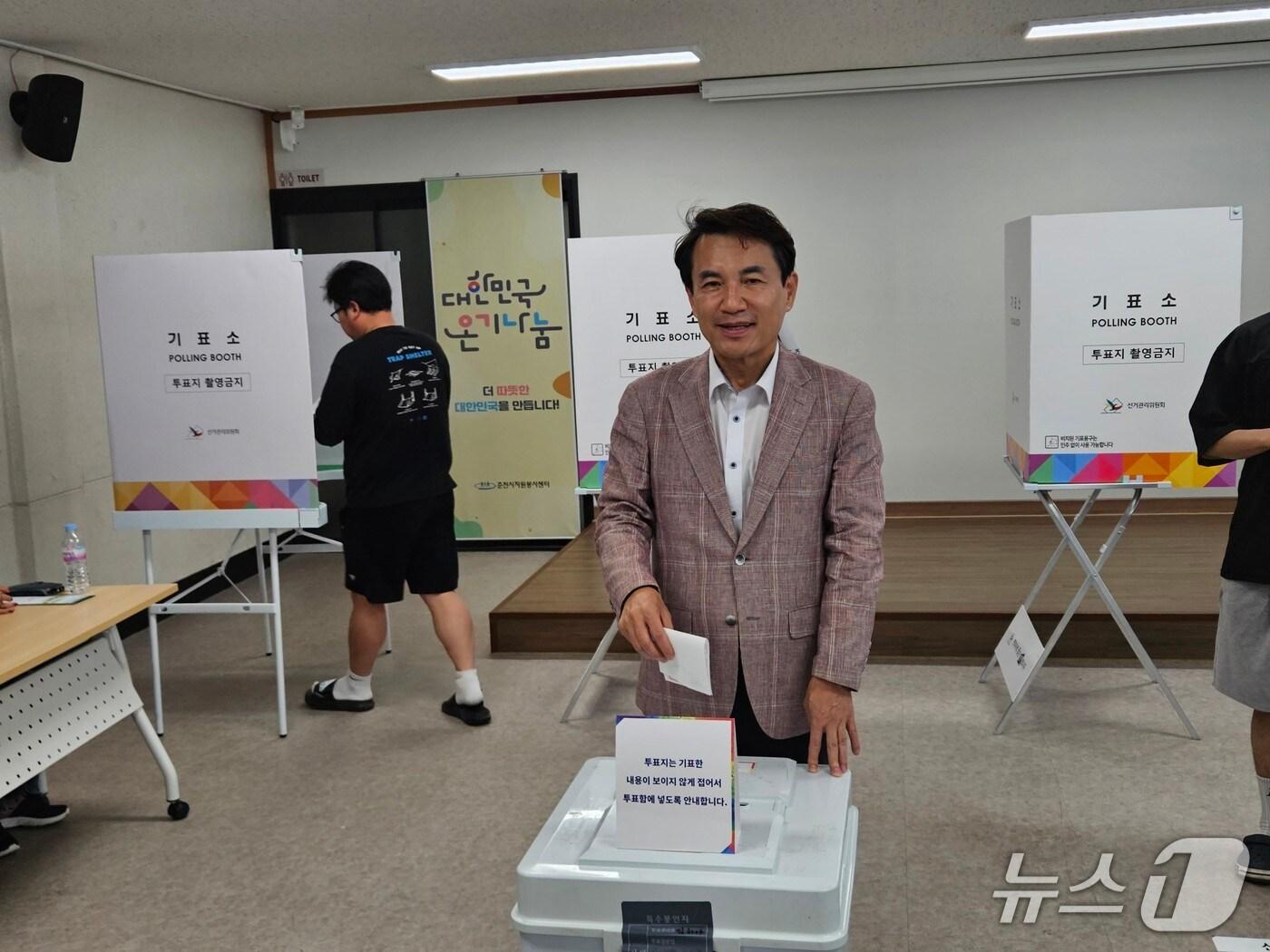 본문 이미지 - 김진태 강원도지사는 3일 오전 10시 춘천시 자원봉사센터에 마련된 투표소를 찾아 투표를 한 뒤 기표함에 투표용지를 넣고 있다.2025.6.3 한귀섭 기자