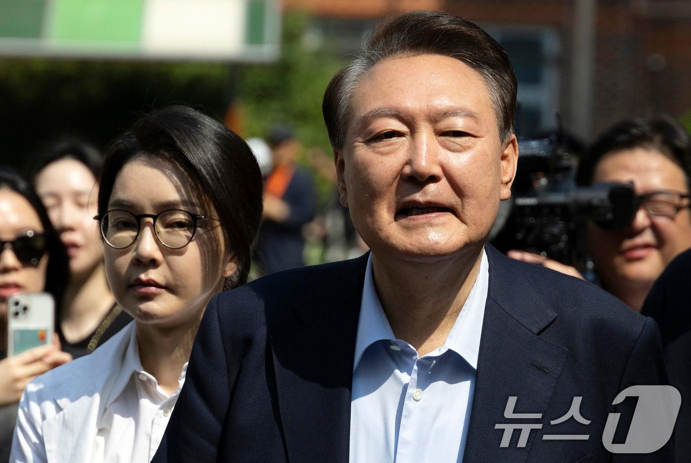 윤석열 전 대통령과 김건희 여사가 제21대 대통령 선거일인 6월 3일 오전 서울 서초구 원명초등학교에 마련된 서초4동 제3투표소에서 투표를 마치고 차량으로 이동하고 있다. &#40;공동취재&#41; 2025.6.3/뉴스1 ⓒ News1 김명섭 기자