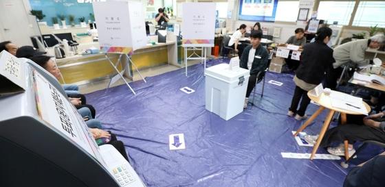 본문 이미지 - 제21대 대통령 선거일인 3일 전북 전주시 성가신협 서학지점에 마련된 서서학동 제3투표소를 찾은 유권자들이 투표를 하고 있다. 2025.6.3/뉴스1 ⓒ News1 유경석 기자