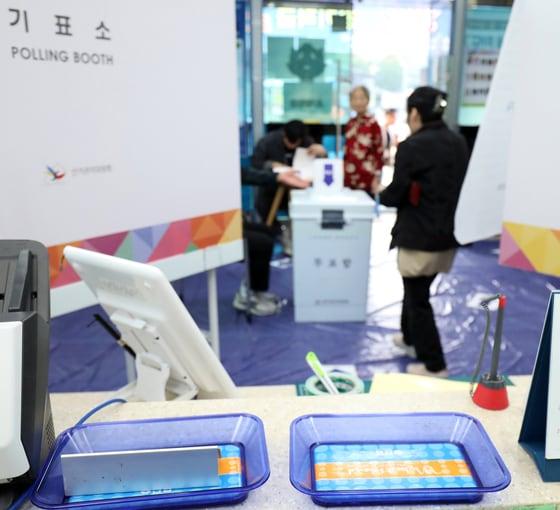 본문 이미지 - 제21대 대통령 선거일인 3일 전북 전주시 성가신협 서학지점에 마련된 서서학동 제3투표소를 찾은 유권자들이 투표를 하고 있다. 2025.6.3/뉴스1 ⓒ News1 유경석 기자