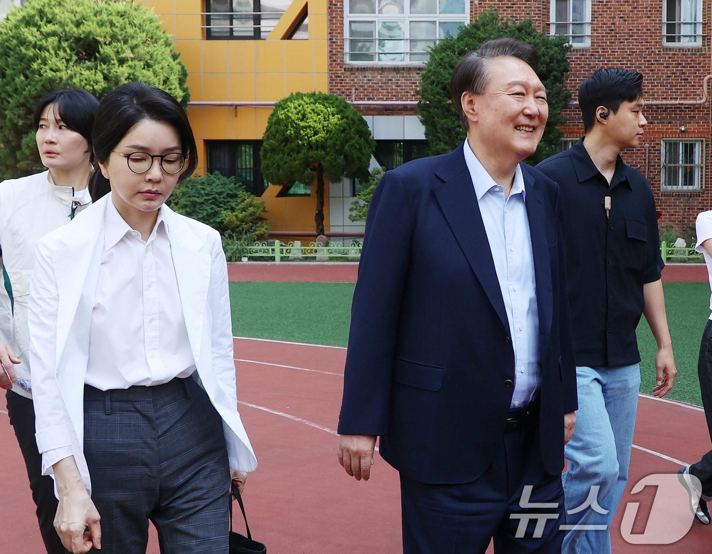 본문 이미지 - 윤석열 전 대통령과 김건희 여사가 제 21대 대통령 선거일인 지난달 3일 오전 서울 서초구 원명초등학교에 마련된 서초4동 제3투표소에서 투표를 마치고 이동하고 있다. (공동취재)/뉴스1 ⓒ News1 김명섭 기자